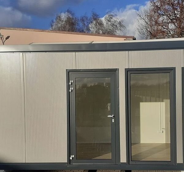 Módulo comercial de 18m² com casas de banho