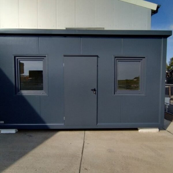 Contentor de escritório de 18 m² com casas de banho: conforto e isolamento ideal